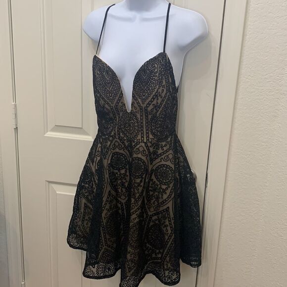 SanJoy Size Medium Black Lace Cream Spaghetti Strap Back Lined Circle Mini Dress - Picture 2 of 9